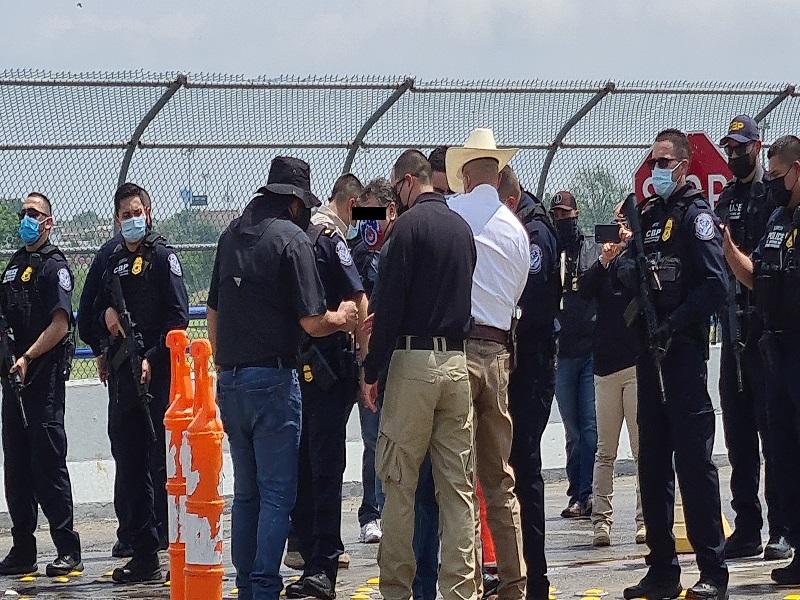 Entregan en el Puente Internacional Dos a homicida buscado en Estados Unidos, fue detenido en la colonia Mundo Nuevo (video)