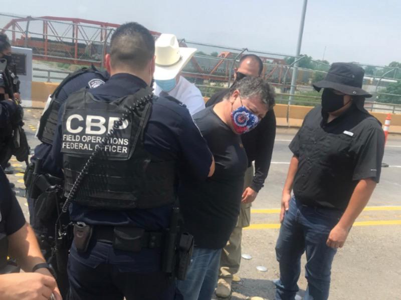 Homicida entregado en el Puente Dos es acusado de la muerte de sus dos hijos y una mujer en tr&aacute;gico choque cerca de Carrizo Springs