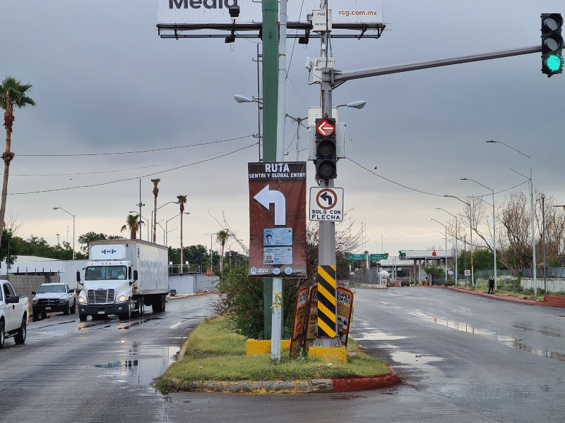 Coloca municipio anuncios en la ruta a seguir para ingresar al carril Sentri, ahora por debajo del Puente Dos