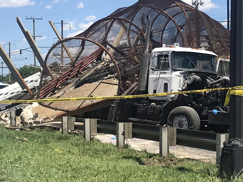 Colapsa puente peatonal en Washington D.C., hay varios heridos