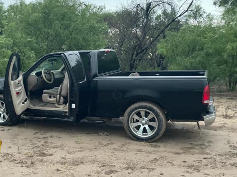 Recuperan en rancho de Eagle Pass una camioneta robada en Houston, habría sido utilizada para transportar a indocumentados 