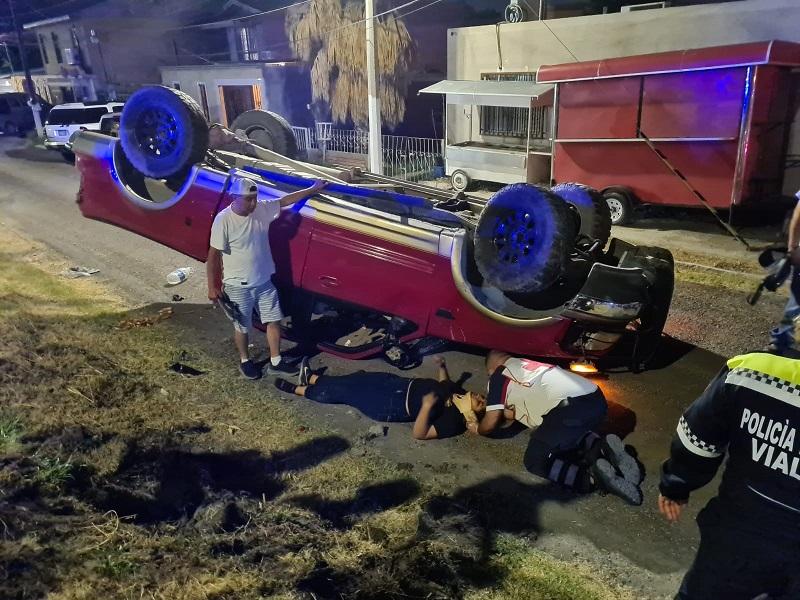 Menor de 15 años provoca choque volcadura que dejó a mujer lesionada