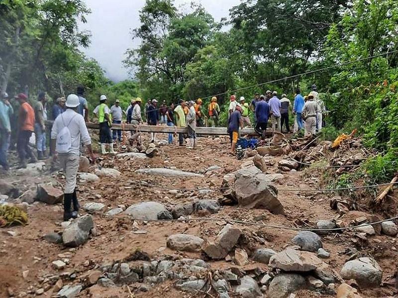 Reportan afectaciones en 10 municipios de Guerrero por paso de hurac&aacute;n Enrique; en Colima declaran alerta