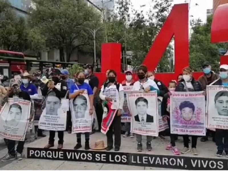 Padres de los 43 normalistas exigen a AMLO investigar a Pe&ntilde;a Nieto