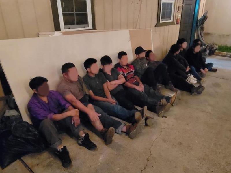 Arrestaron a 20 indocumentados en una casa de seguridad en el sector Loma Bonita de Eagle Pass