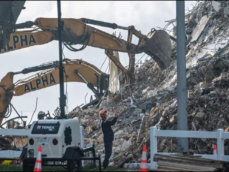 Suman 10 muertos por derrumbe de edificio en Florida, hay al menos 151 desaparecidos