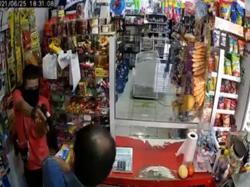 Identifican a sujeto que asaltó tienda de abarrotes en la colonia Los Espejos (video)