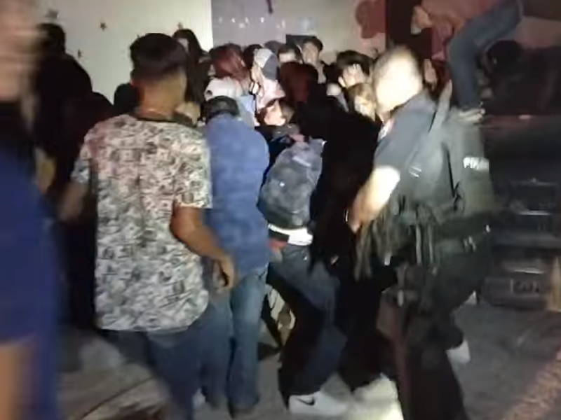 Fiesta se sale de control en Acuña, más de 200 menores saltaron una barda y rompieron tubería para escapar de la Policía (video)