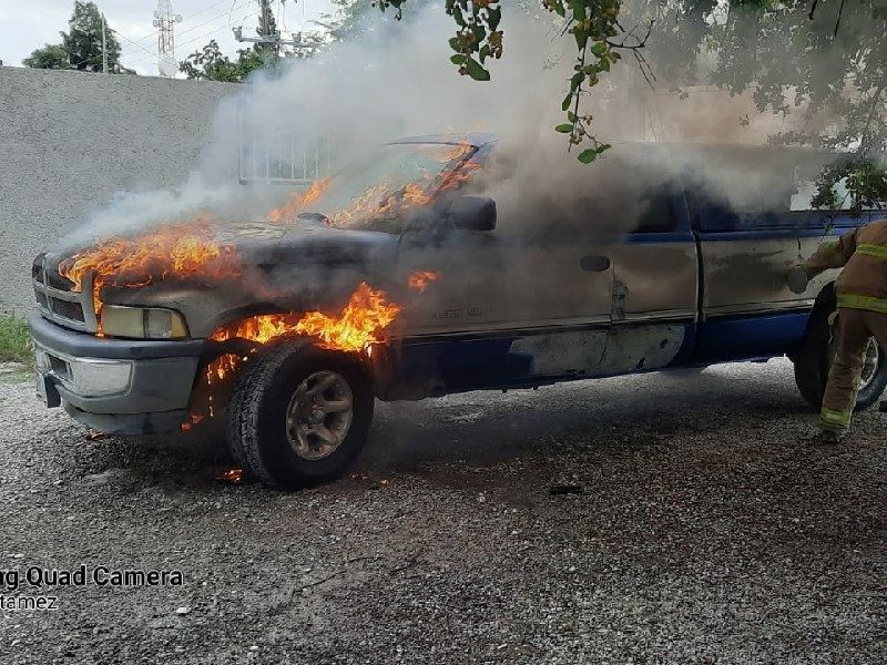 Voraz incendio consume pickup en Allende