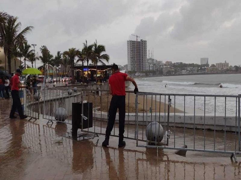 Cierran playas en Mazatlán por tormenta tropical Enrique