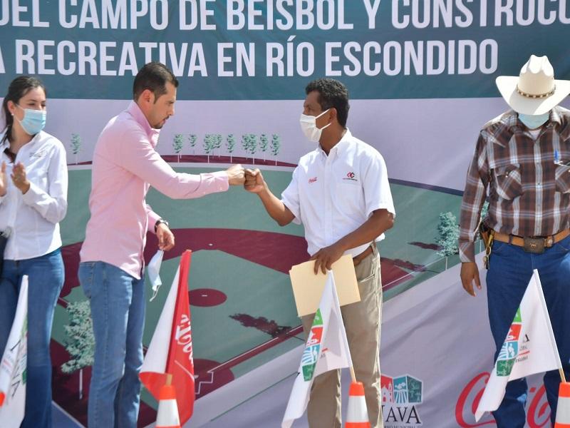En marcha rehabilitación de campo de béisbol y construcción del área recreativa en Río Escondido