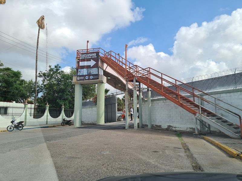 Por desconocimiento o por saltarse la fila, automovilistas intentan ingresar al carril Sentry sin contar con tarjeta con chip, son regresados