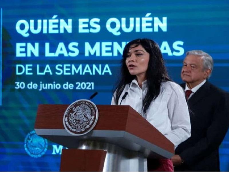 Denuncia AMLO en la ma&ntilde;anera fake news y exhibe a periodistas