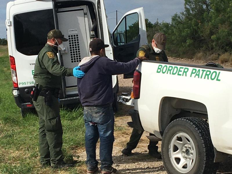 Persecuci&oacute;n policiaca termin&oacute; en choque en Eagle Pass, traficante de 17 a&ntilde;os fue detenido