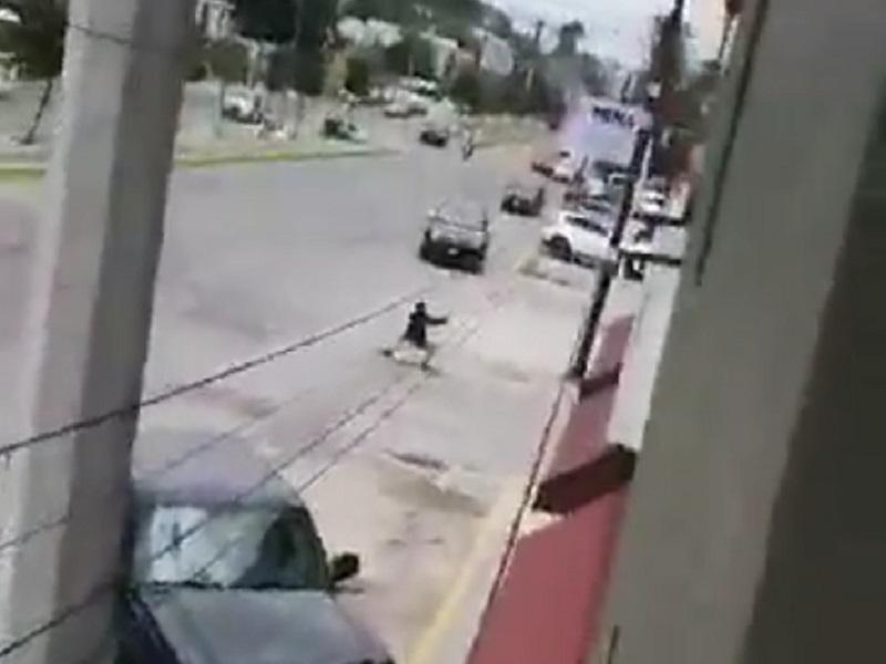 Balacera entre polic&iacute;as y hombres armados desata el p&aacute;nico en Monclova (VIDEO)