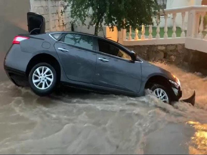 Rescatan a familia varada en arroyo de Piedras Negras, su veh&iacute;culo fue arrastrado por la corriente (video)