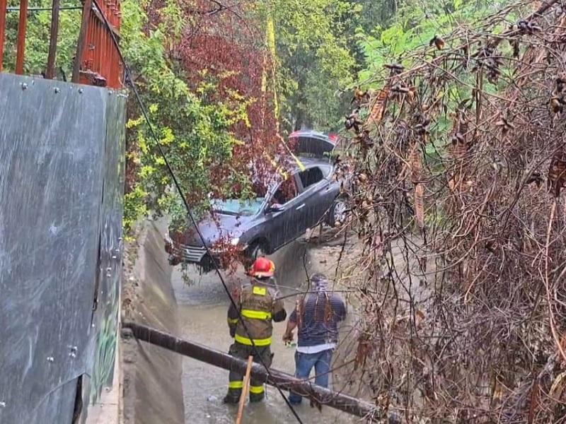 Con gr&uacute;a especial retiraron del interior del arroyo Primavera el veh&iacute;culo arrastrado por la corriente en Piedras Negras (VIDEO)