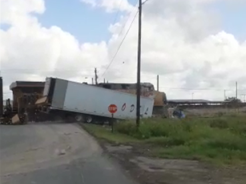 Se atraviesa tr&aacute;iler y tren lo embiste en Del Rio (video)
