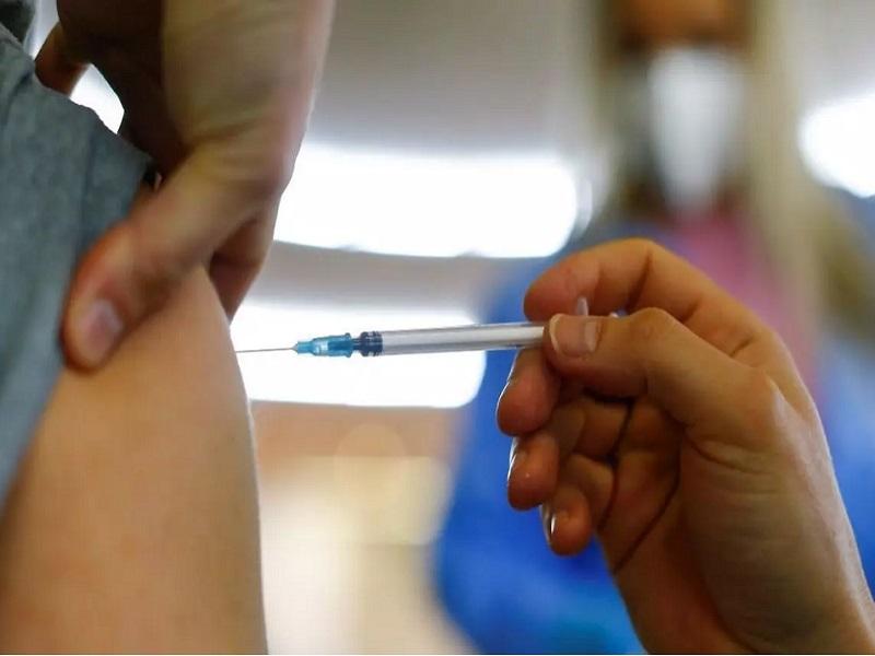 Médico recomienda no aplicarse la vacuna Pfizer a maestros que ya les aplicaron la de Cansino (video)