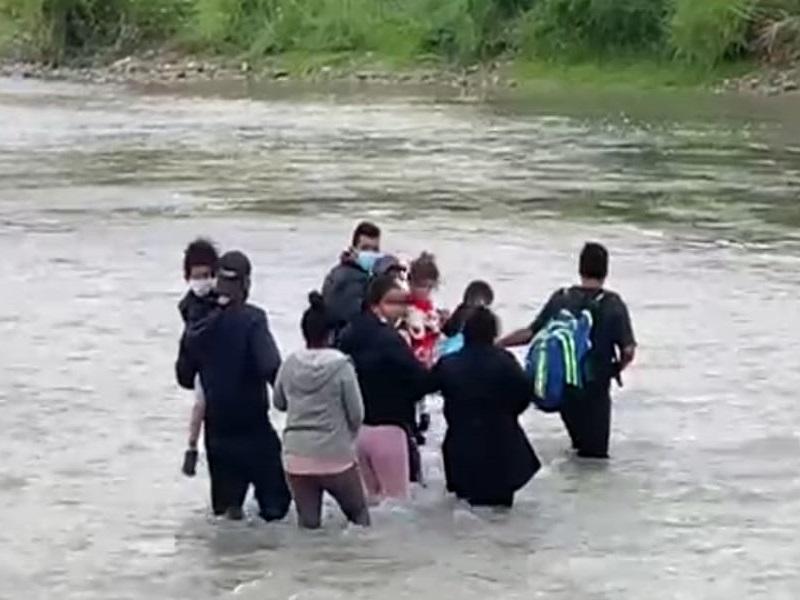 Migrantes ponen en riesgo a menores al cruzar por el r&iacute;o Bravo; siguen llegando a Piedras Negras pese a advertencia de que ser&aacute;n regresados (video)