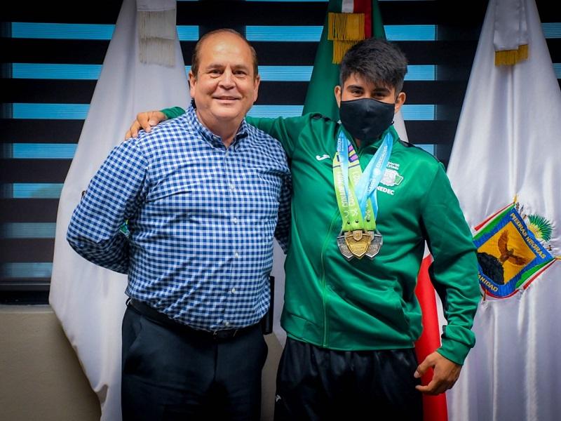 El joven Cristopher Santiago Pérez Villarreal, Campeón Nacional de Halterofilia se reúne con el alcalde Claudio Bres