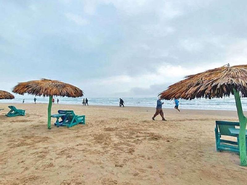 Tercera ola de covid acecha a vacacionistas; zonas tur&iacute;sticas ponen restricciones