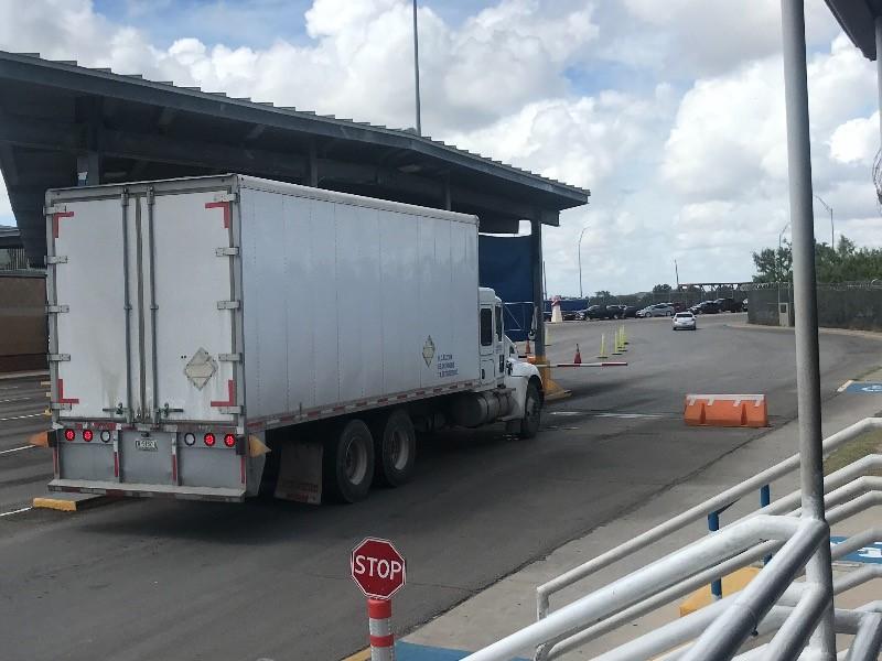 Cruzaron 76 camiones comerciales este domingo por Aduanas Eagle Pass-Piedras Negras