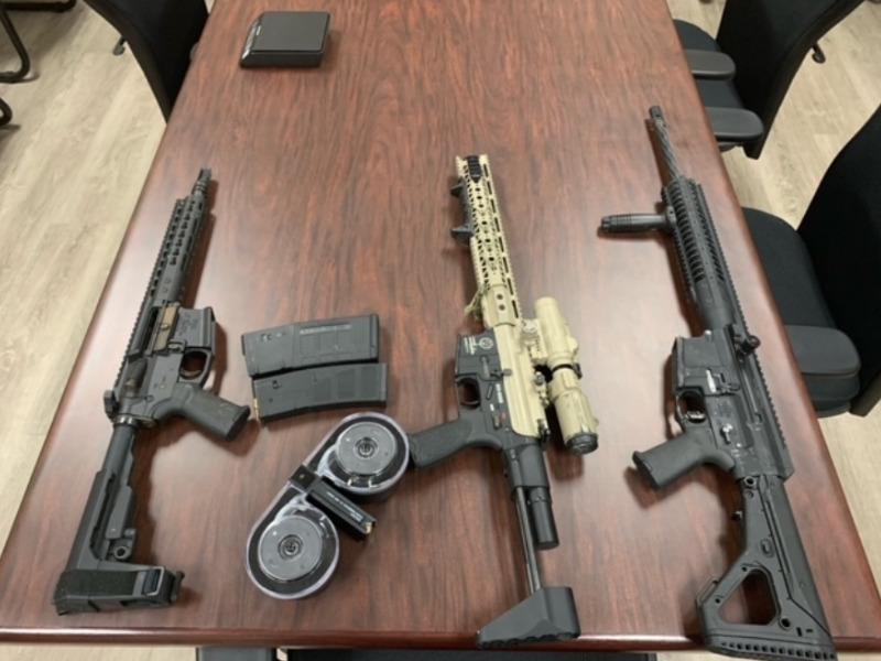 Detienen a pareja que transportaba 3 rifles de asalto y 1.3 libras de marihuana cerca de Cotulla en el condado La Salle