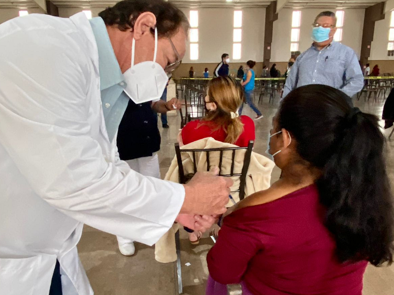 Salud Coahuila supervisa vacunación antiCovid a población de 30 a 39 años