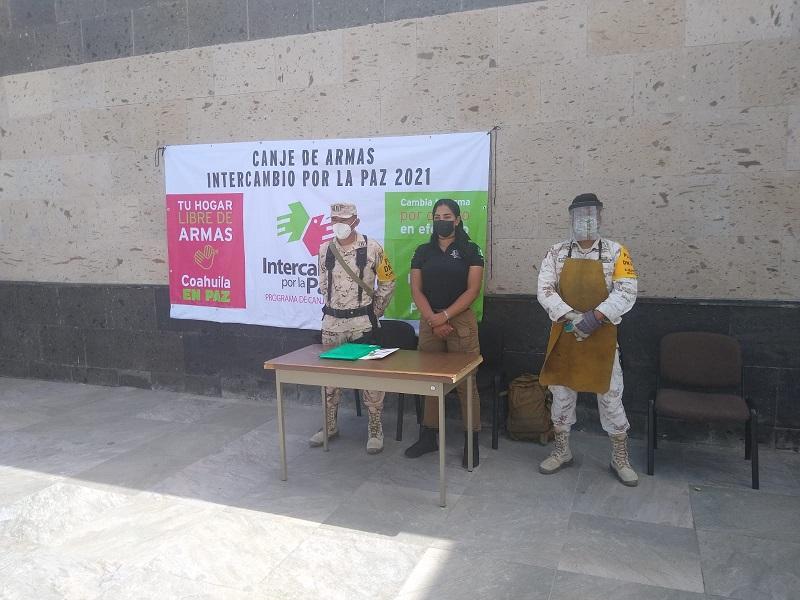 Instalan SEDENA y SSP de Coahuila m&oacute;dulo de canje de armas en el exterior de la presidencia de Piedras Negras