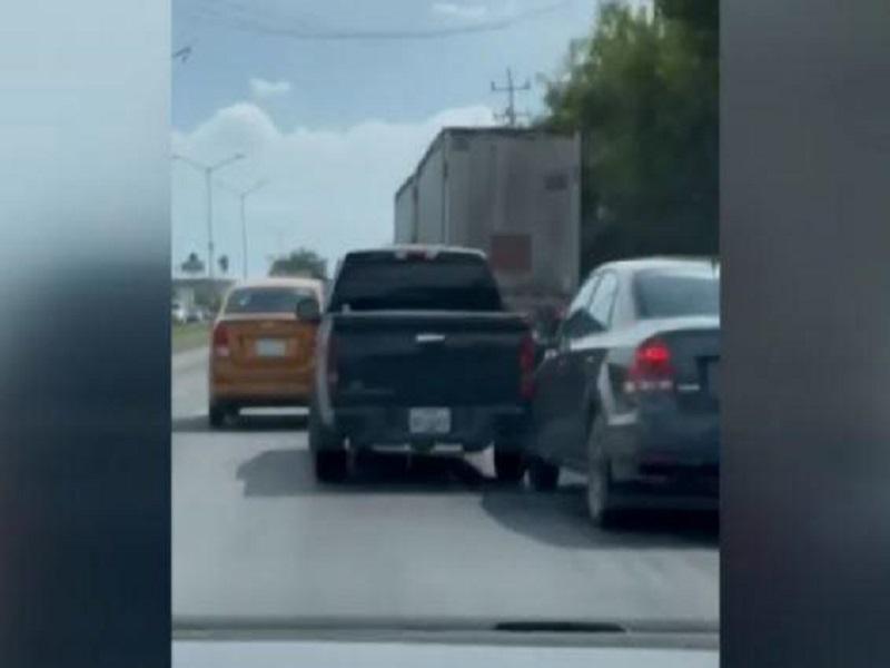 Captan a montachoques en la carretera Monterrey-Laredo, buscan que la v&iacute;ctima pague por choque que ellos provocaron (video)