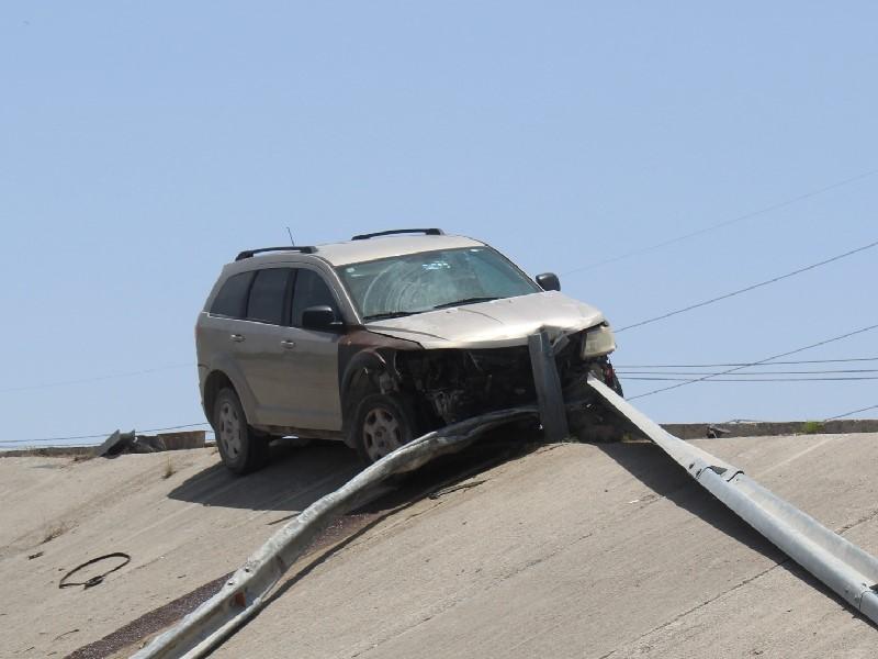 Daños materiales dejó fuerte choque en el puente Nava-Morelos
