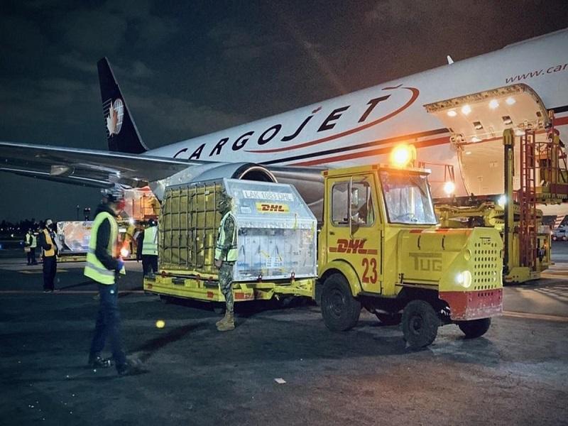 Llega a México nuevo lote con más de medio millón de dosis antiCovid de Pfizer- BioNTech