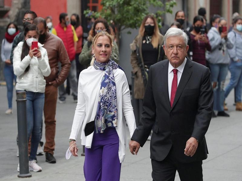 AMLO, su esposa, hijos y hasta sus doctores fueron blanco del aparato de espionaje telef&oacute;nico del gobierno de EPN