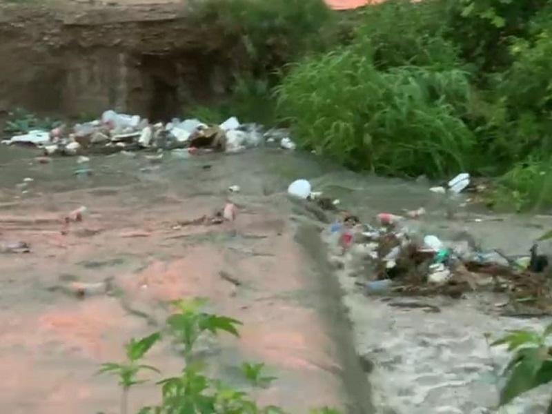 Persiste problema de gran cantidad de basura que obstruye arroyos y boca tormentas (VIDEO)