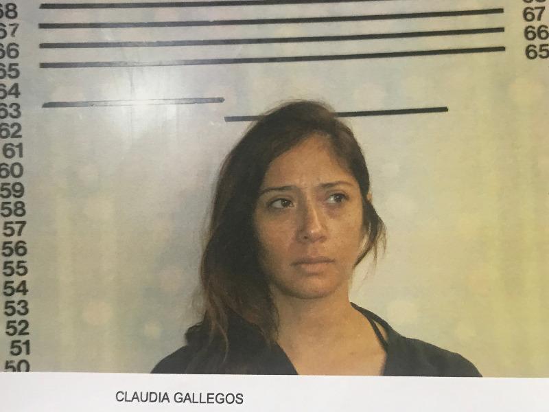 Mujer de Eagle Pass fue detenida por golpear a su madre, además traía  sustancias controladas