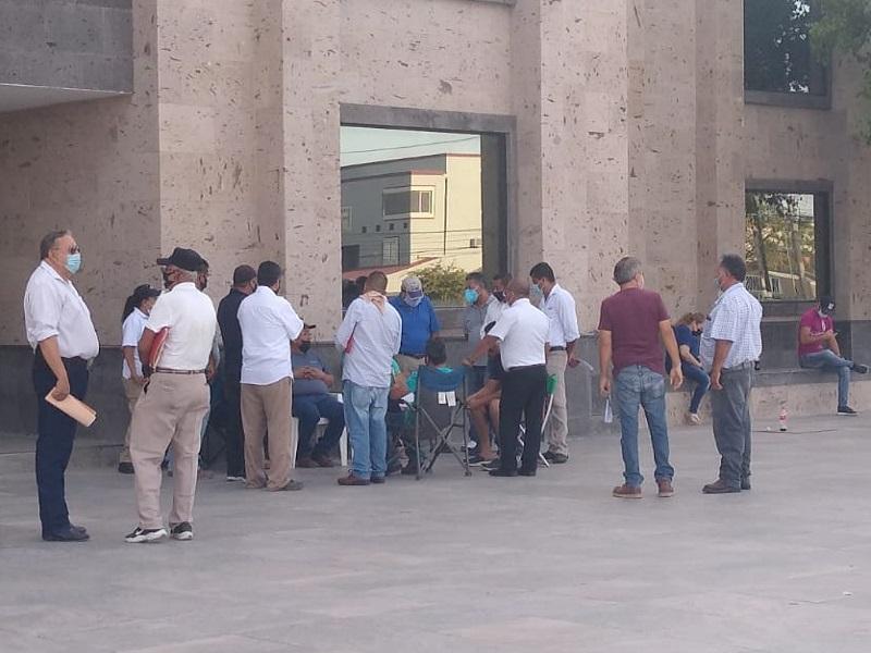 Han cumplido con el pago de derechos 96 de 120 beneficiarios con licitaci&oacute;n de concesiones de taxi 
