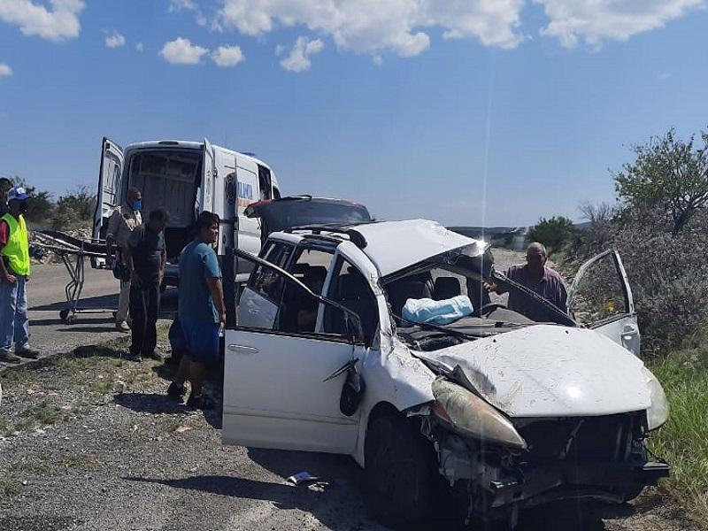 Vuelca familia texana en la carretera de cuota Allende-Rosita, la conductora resultó lesionada