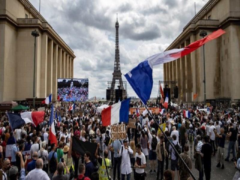Francia debate certificado sanitario antiCovid obligatorio y miles protestan en las calles