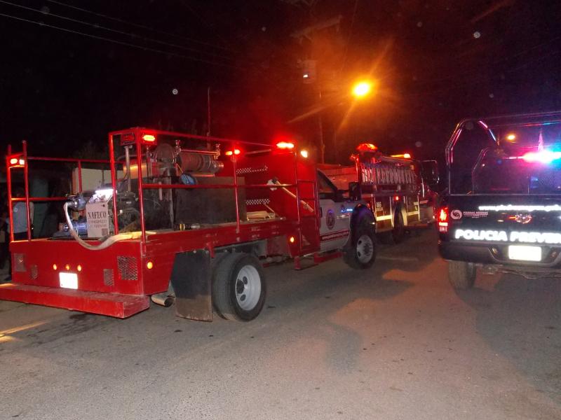 Corto circuito provoca incendio de vehículo en Piedras Negras, una familia resultó ilesa