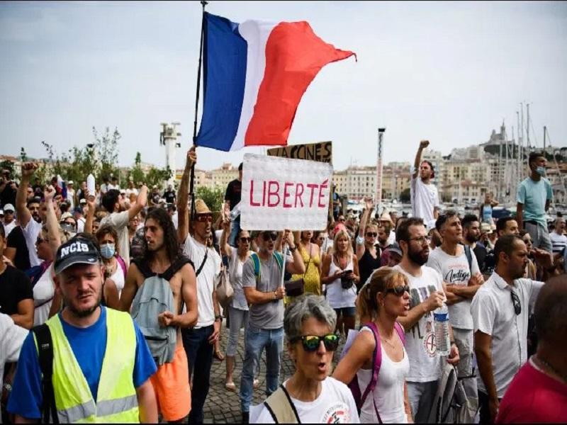Francia aprueba certificado sanitario para vacunados contra el COVID-19 en medio de protestas