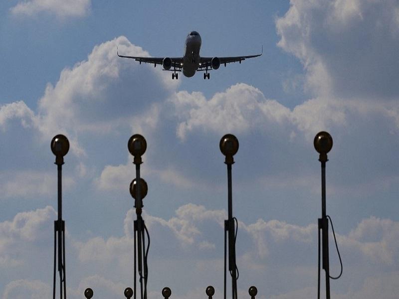 EUA mantendrá restricciones a viajes internacionales por variante Delta