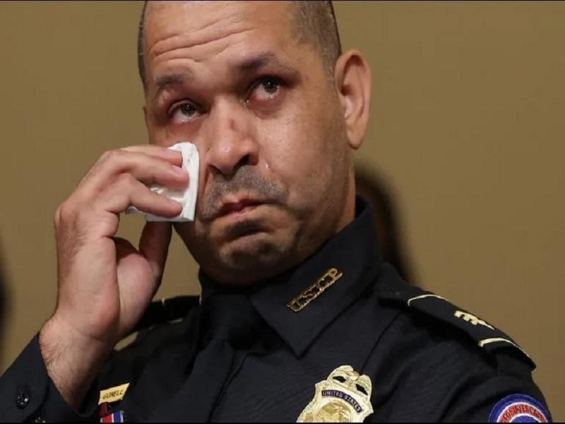 Golpeados, electrocutados y v&iacute;ctimas de ofensas raciales: polic&iacute;as relatan asalto al Capitolio de EU