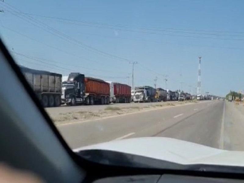 Se quejan transportistas de la desorganización para ingresar a carboeléctricas de Nava (video)