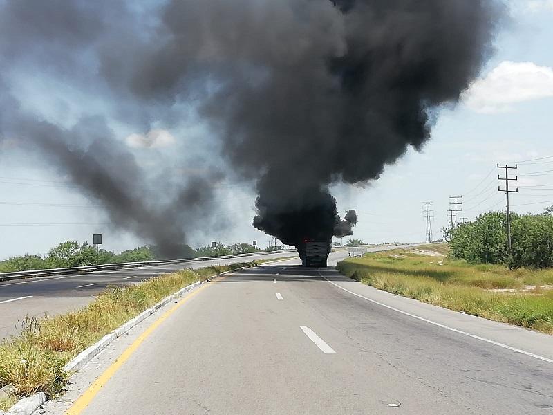 Daños totales deja voraz incendio de un tractocamión en la carretera 57 en el tramo Piedras Negras-Nava