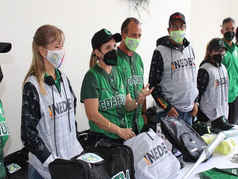 Visita INEDEC a equipos de softbol de Coahuila