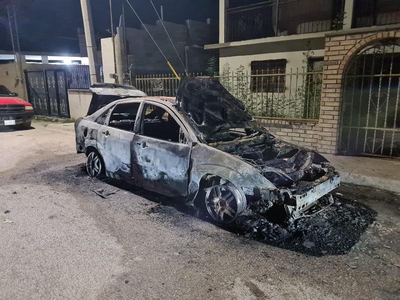Da&ntilde;os totales deja voraz incendio en un veh&iacute;culo