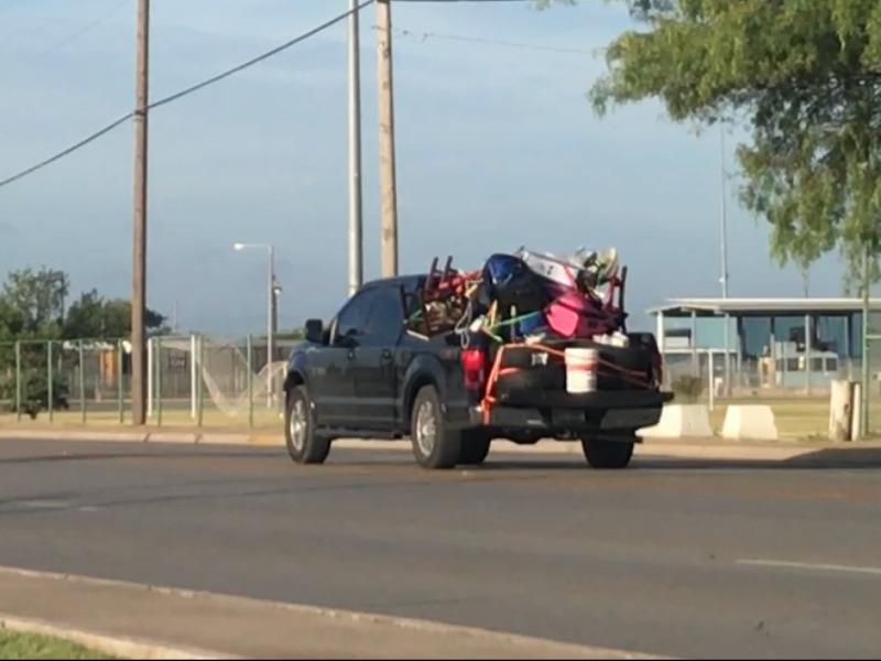 Por violencia en Tamaulipas cientos de paisanos cruzan por la frontera Eagle Pass-Piedras Negras, es m&aacute;s segura (video)