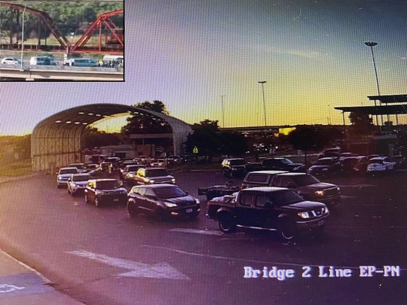 Saturan paisanos puentes internacionales de Eagle Pass - Piedras Negras para cruzar a M&eacute;xico