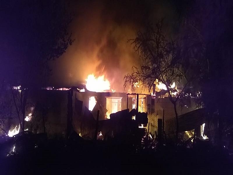 Voraz incendio deja daños totales en vivienda en el ejido El Centinela 